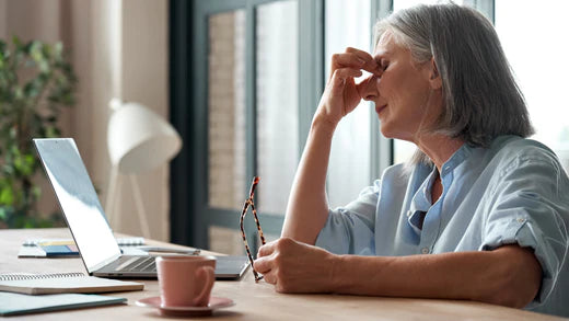 Stanchezza durante il ciclo: quali sono le cause e le soluzioni?